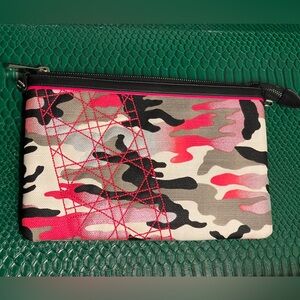Dior x Anselm Reyle Pink Metallic CANNAGE Camouflage Clutch Pristine
Full set